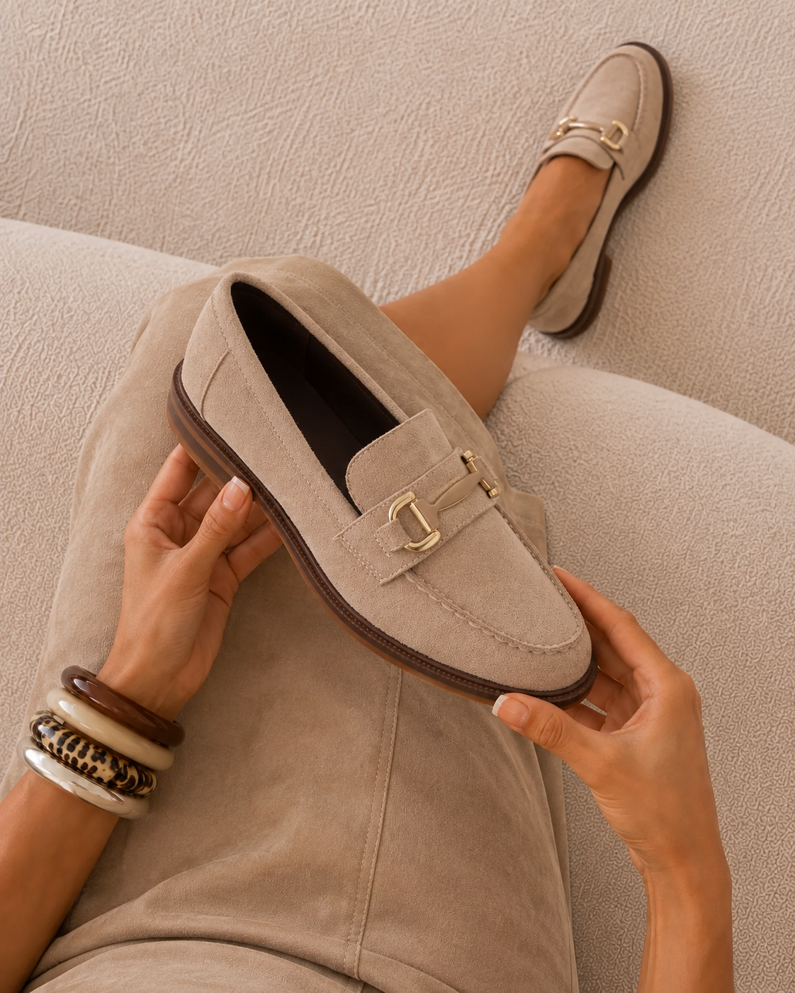 LAURA | MOCASINES MUJER BEIGE DETALLE DORADO SUELA PLANA