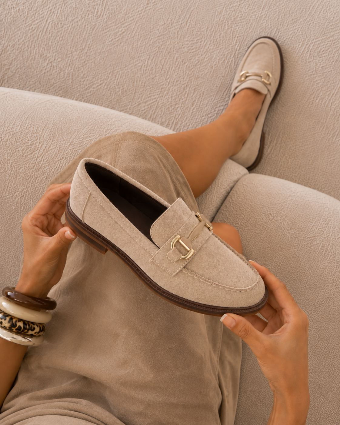 LAURA | MOCASINES MUJER BEIGE DETALLE DORADO SUELA PLANA