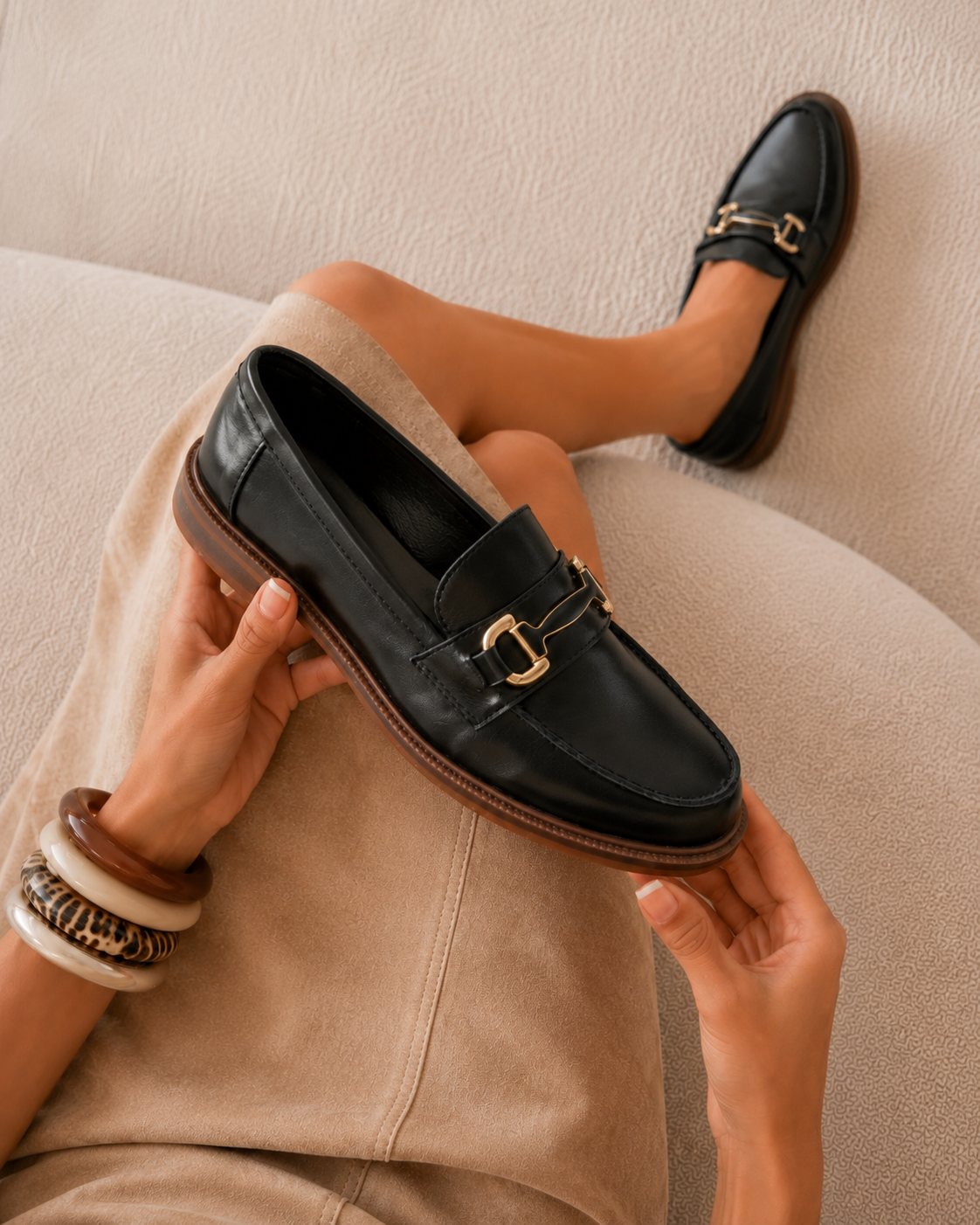 LAURA | MOCASINES MUJER NEGROS DETALLE DORADO SUELA PLANA