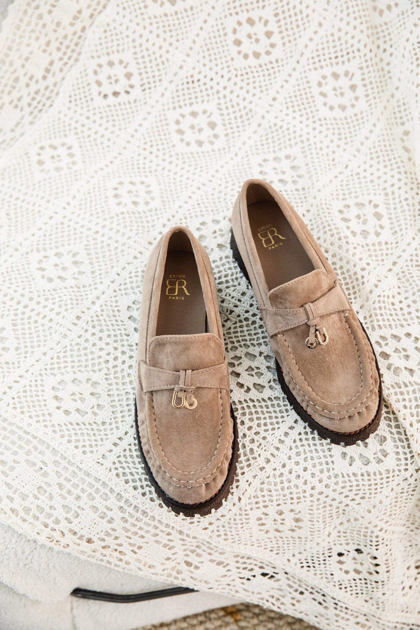 LAURA | MOCASINES MUJER TAUPE SUELA TRACK TACÓN 3,5 CM