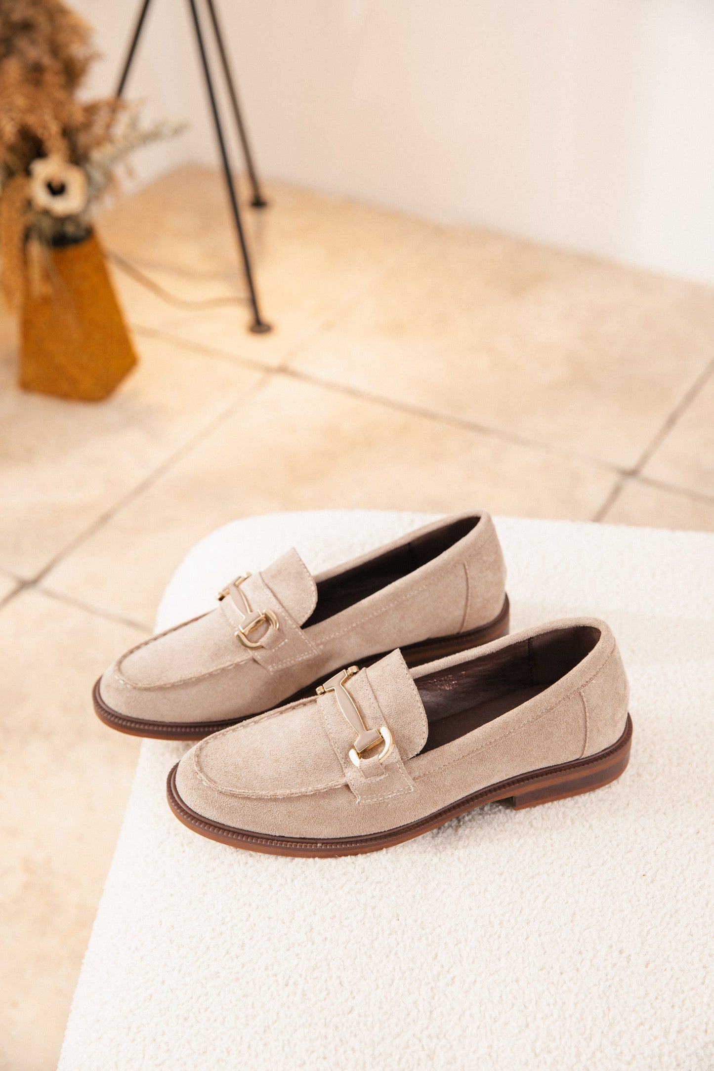 LAURA | MOCASINES MUJER BEIGE DETALLE DORADO SUELA PLANA