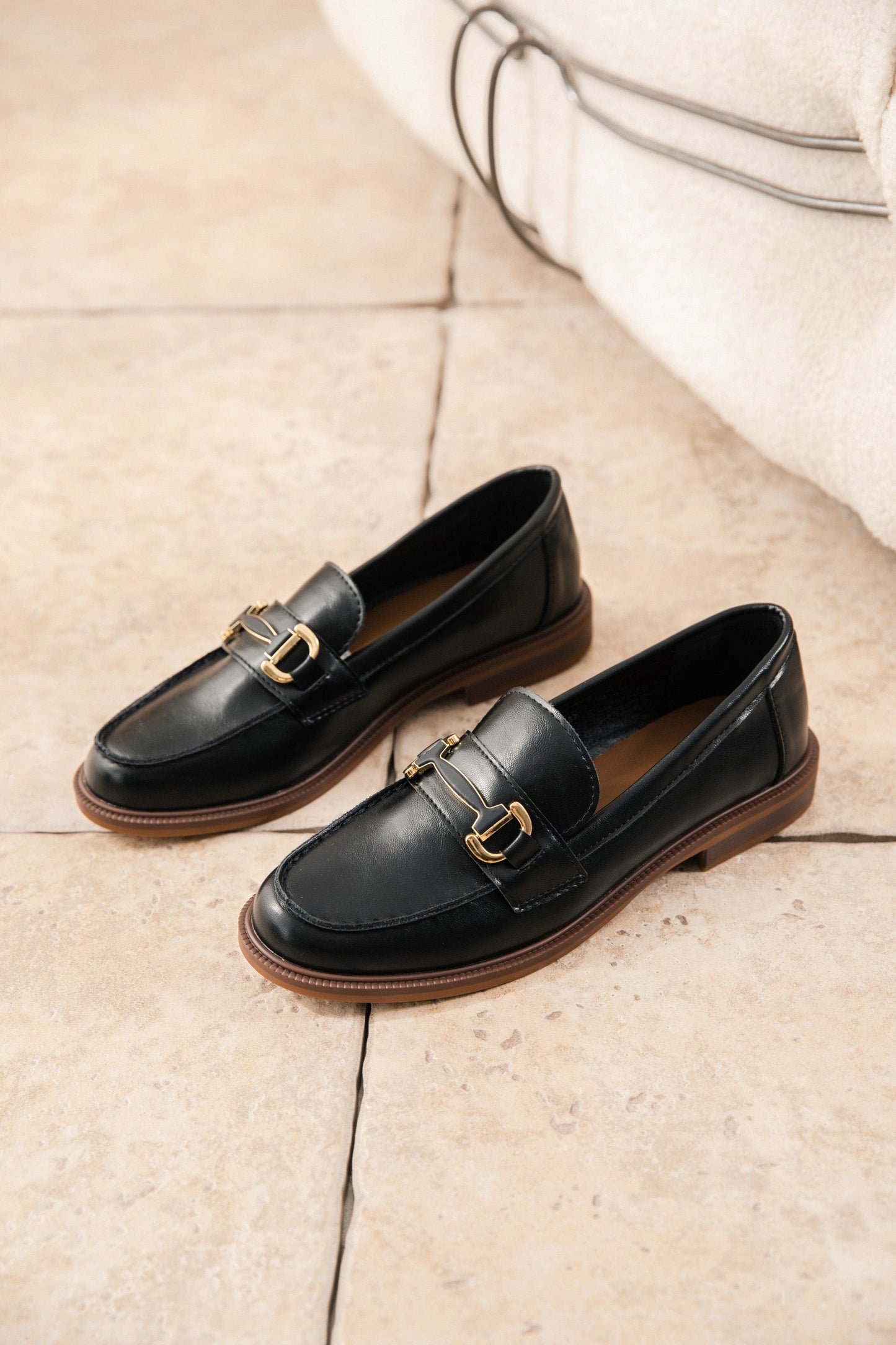 LAURA | MOCASINES MUJER NEGROS DETALLE DORADO SUELA PLANA