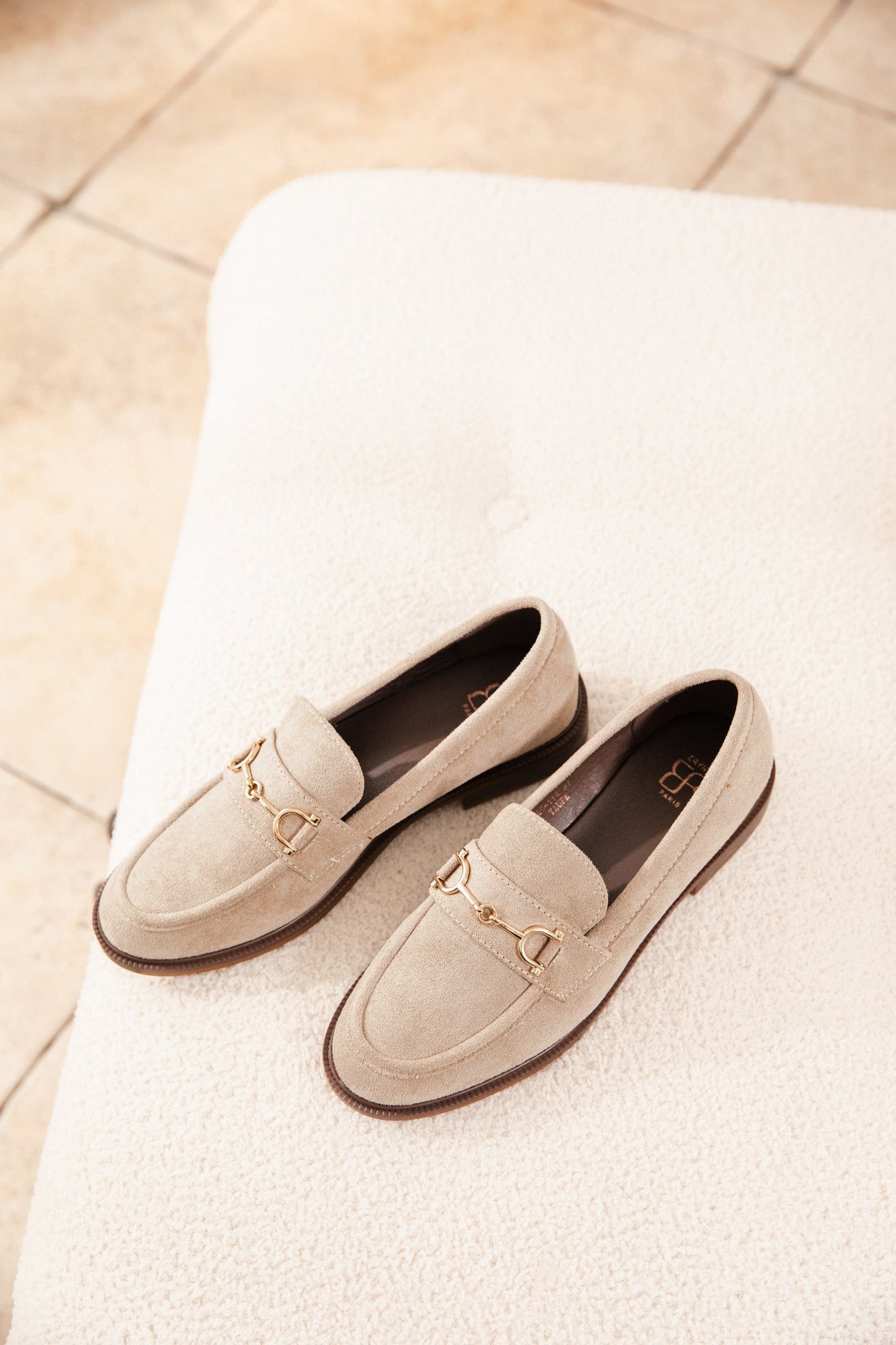 LANA | MOCASINES MUJER TAUPE ANTELINA DETALLE DORADO